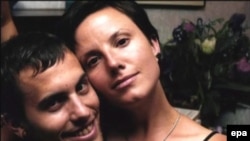 Шейн Баур (солдо) Сарра Шоуд менен. (Сүрөт качан тартылганы белгисиз). Алар азыр Тегерандын Эвин түрмөсүнүн туткуну.