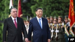 Эмомали Рахмон, президент Таджикистана, со своим китайским коллегой Си Цзиньпином. Душанбе, 5 июля 2024 года.