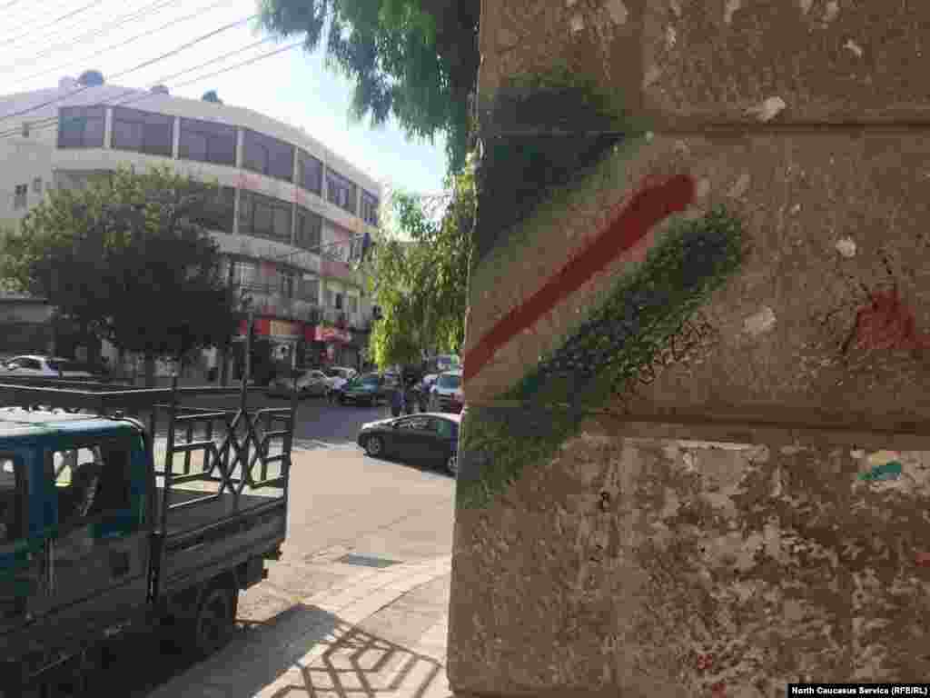 "Здесь были чеченцы". Стены в чеченском районе Сувейлях