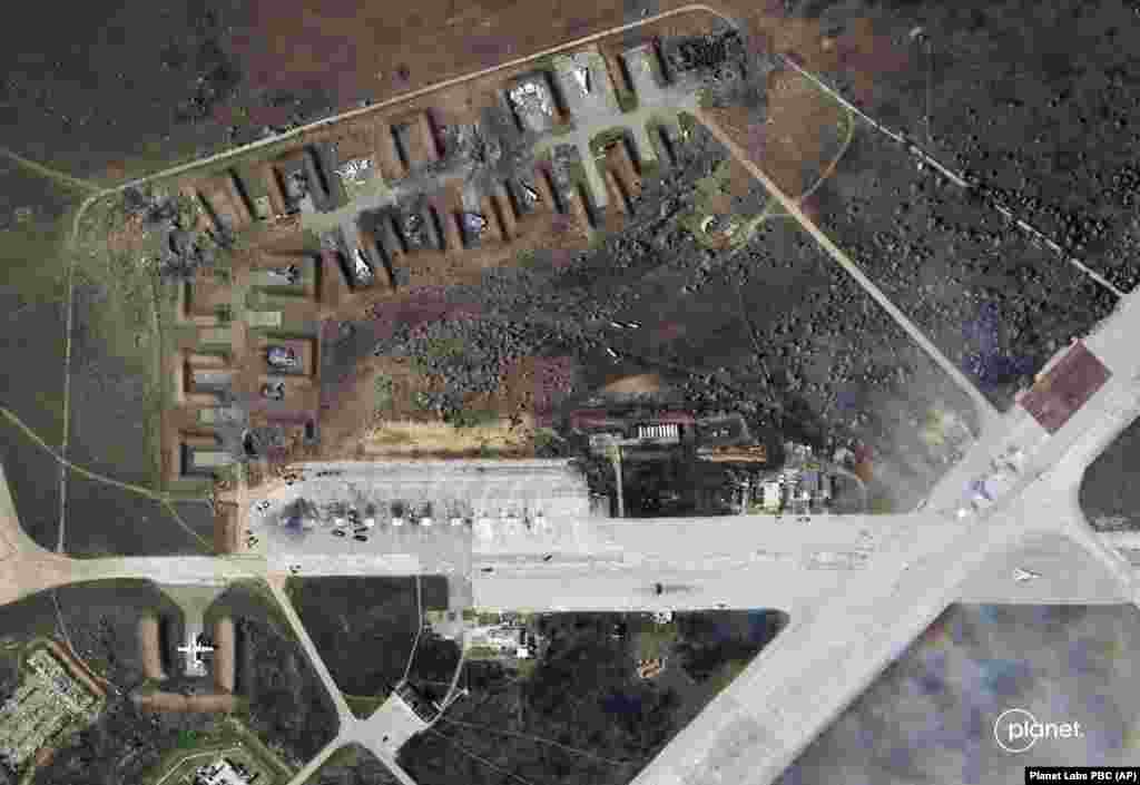 Pamjet satelitore të 10 gushtit shfaqin disa gropa të mëdha me madhësi të ngjashme, duke lënë të kuptohet se baza është goditur disa herë.