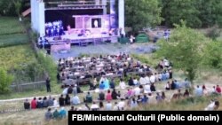 Spectacolul „Tema pentru acasă”, montat de Teatrul Național „Vasile Alecsandri” din Bălți, prezentat în aer liber la Rezervația Cultural-Naturală „Orheiul Vechi”, Eco Resort Butuceni. 28 iunie 2025.