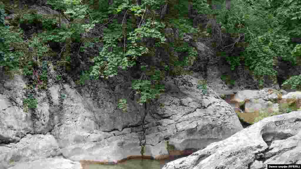 Qara gölden soñ qıyınca bir yol başlana, onen yaylağa cıqmaq mümkün