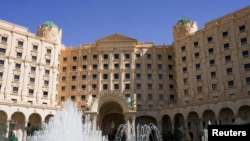 Hotelul Ritz-Carlton din Riad, locul discuțiilor dintre SUA și Rusia de pe 24 martie. Reprezentanții SUA s-au întâlnit și cu negociatorii ucraineni în capitala Arabia Saudită, pe 23 și 25 martie.