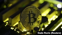 Виртуалдуу валюталардын ичинен дүйнөгө кеңири тараган биткоиндин белгиси.