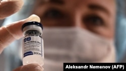  Флакон российской вакцины от коронавируса Sputnik V (Gam-COVID-Vac).