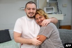 آلموگ مِير در کنار یکی از بسنگانش بعد از آزادی