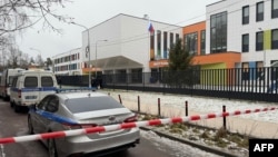 Машины скорой помощи и полиции у школы в посёлке «Горки-2»