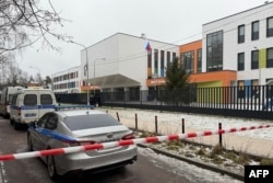 Полицейские машины, припаркованные возле школы в селе Горки-2 к западу от Москвы в Одинцовском районе, после инцидента, произошедшего 16 декабря 2025 года