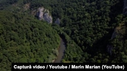 Crișul Repede șerpuiește prin munții Pădurea Craiului, din județul Bihor, însoțită de calea ferată, nefuncțională în prezent.