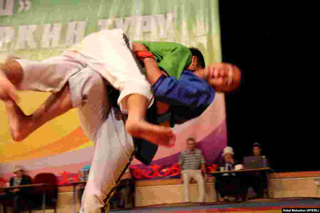 Быйыл күзүндө Ысык-Көлдө бүткүл дүйнөлүк көчмөндөр оюндары өткөрүлөт. Бул оюндарга алыш күрөшүнөн да балбандар иргелип, мыктылары тандалды. 