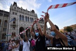 Élőláncot szerveztek a Színház- és Filmművészeti Egyetem és a Parlament között, 2020. szeptember 6-án