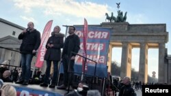 Кара-Мурза, Навальная и Яшин (слева направо) на трибуне митинга