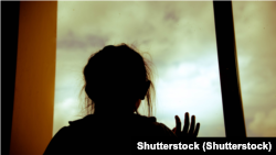 პატარა გოგონა ფანჯარასთან - საილუსტრაციო ფოტო