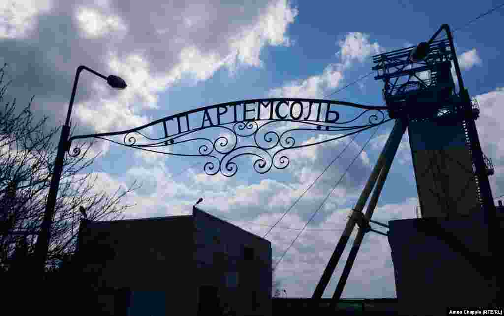 Un semn de epocă la intrarea în una dintre minele Artiomsol.