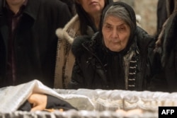 În vârstă de 87 de ani, mama lui Boris Nemțov, Dina, a participat la funeraliile fiului său la Moscova, în martie 2015.