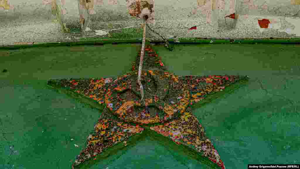 Орусиянын Татарстан Республикасындагы Казан шаарынын Адмиралтейская (татарча Бишбалта) районундагы эски заводдун жатаканасында чирип бараткан советтик символ. 1-август. (Андрей Григорев, "Азаттык") Бул район 2023-жылы 305&nbsp;жылдыгын белгилейт. Ал 1718-жылы орус падышасы Петр I тарабынан негизделген. Башында бул завод орус кеме куруучу борбор болгон. Совет мезгилинде район булгары жана медициналык жабдууларды өндүрүп турган. Бийлик тарыхый районду бир нече жолу реконструкциялоого убада бергени менен ал азырынча аткарыла элек.&nbsp;