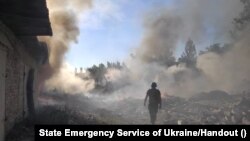 Spasilac hoda među ruševinama na mjestu stambenog područja uništenog u ruskom vojnom napadu, u gradu Toretsku u ukrajinskoj regiji Donjeck 27. juli 2022. 