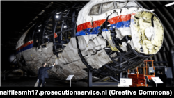 ჩამოგდებული Boeing-ის ფრაგმენტები ნიდერლანდის გილზე-რაიენის სამხედრო ბაზაზე.