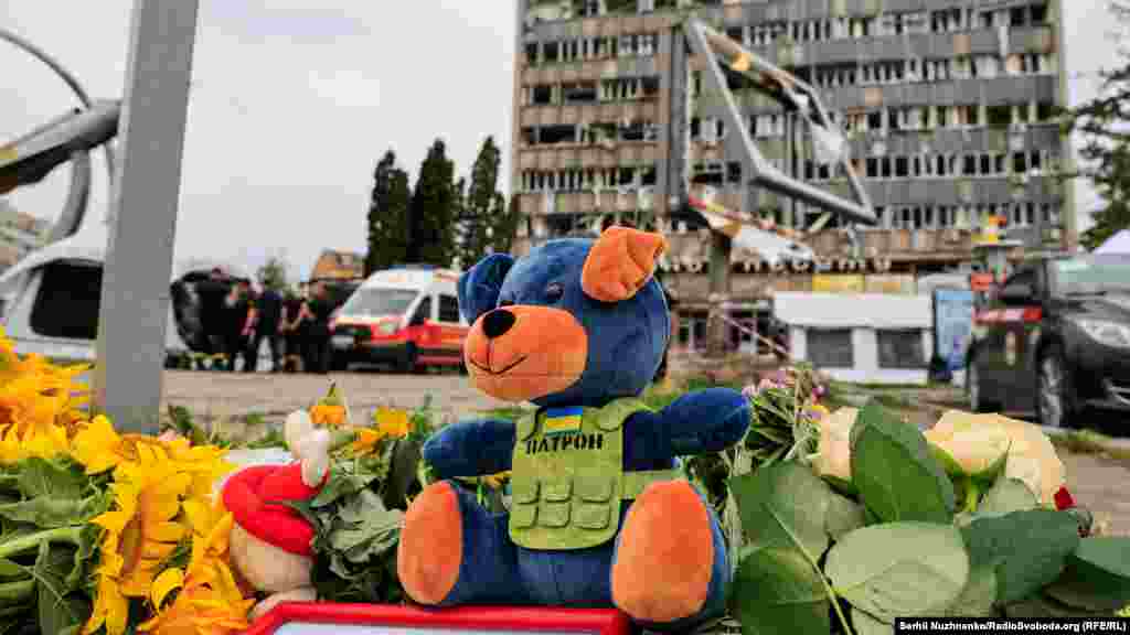 Через цей обстріл у Вінниці загинули троє дітей. На місце ракетного удару приносять іграшки і квіти, щоб ушанувати їхню пам'ять