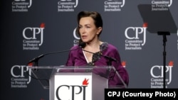 Алсу Кормаш мәртәбәле премияне алганда Азатлык Радиосының төрмәләрдә утырган журналистларны искә алды