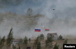 Steagurile Rusiei și Belarusului, pe un teren de antrenament în timpul exercițiilor militare comune Rusia-Belarus „Zapad-2025” lângă Borisov, Belarus, 15 septembrie 2025.