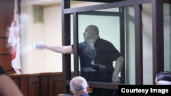 ნიკა მელია წყალს ასხამს მოსამართლე ირაკლი შვანგირაძეს. 