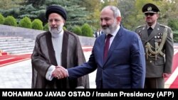 Իրանի նախագահ Էբրահիմ Ռայիսին Թեհրանում ողջունում է Հայաստանի վարչապետ Նիկոլ Փաշինյանին, 1-ը նոյեմբերի, 2022թ.