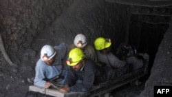 په بلوچستان کې په یوه کان کې تر چاودنې وروسته مزدوران ژغورل کېږي - پخوانی انځور.