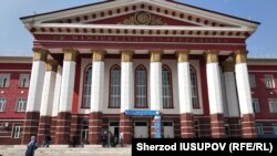 Здание Ошского государственного университета. Фото Шерзода Юсупова.