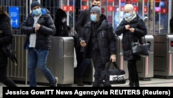 Շվեդիայի - Պաշտպանիչ դիմակներով ուղևորներ Ստոկհոլմի մետրոպոլիտենի կայարաններից մեկում, արխիվ