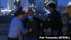 Полиция қызметкерлері суретші Асхат Ахмедияровты ұстап жатыр. Нұр-Сұлтан, 14 қыркүйек 2021 жыл.
