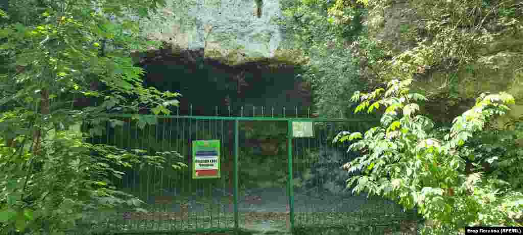 Вход на территорию грота свободный