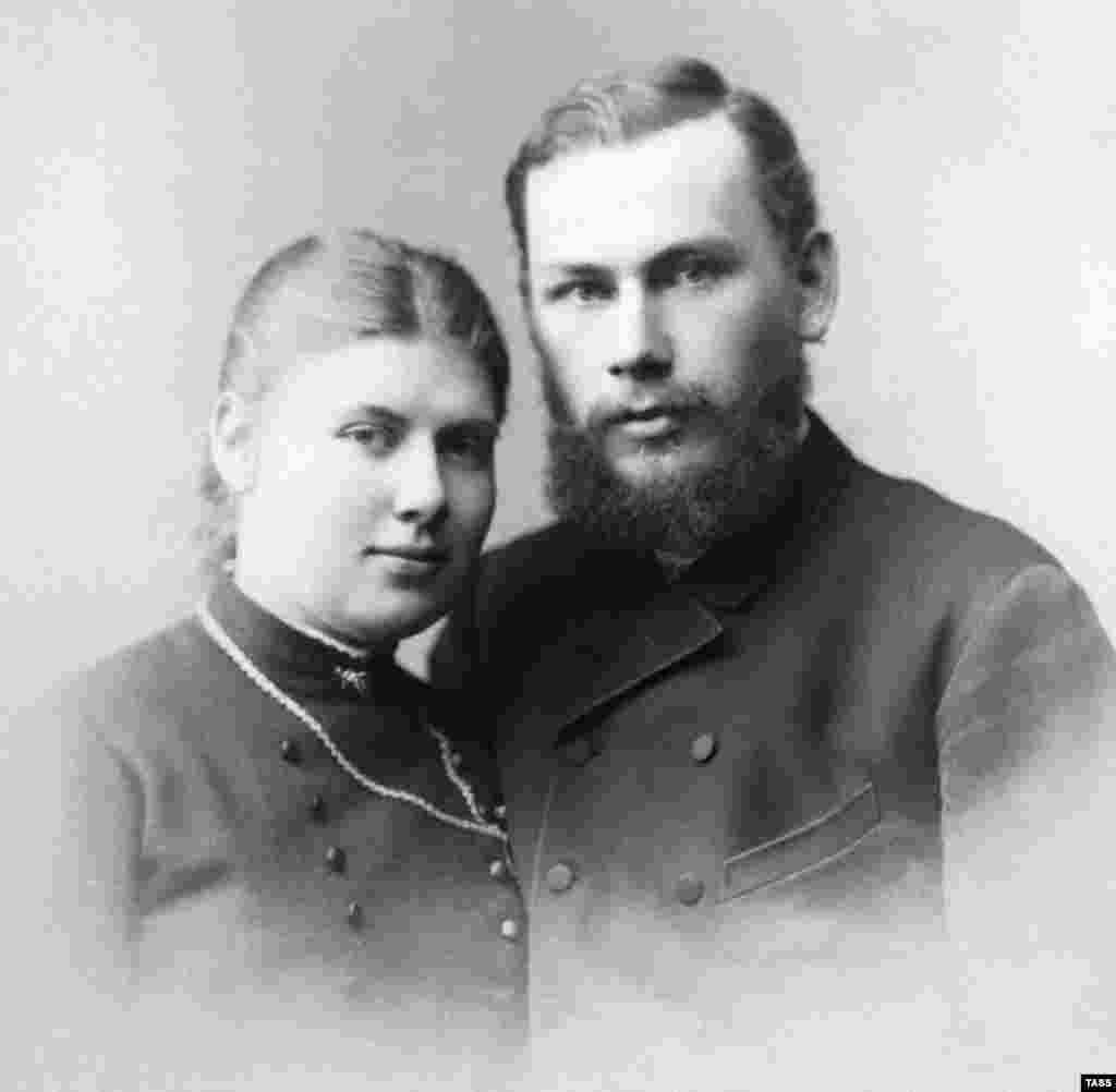 Толстой со своей женой Софьей, брак с которой заключил в 1862 году. У пары родилось 13 детей, восемь из них дожили до совершеннолетия. Но брачный союз не был счастливым. За день до свадьбы Толстой зачем-то подарил Софье записки, в которых подробно описан его сексуальный опыт с крестьянками.