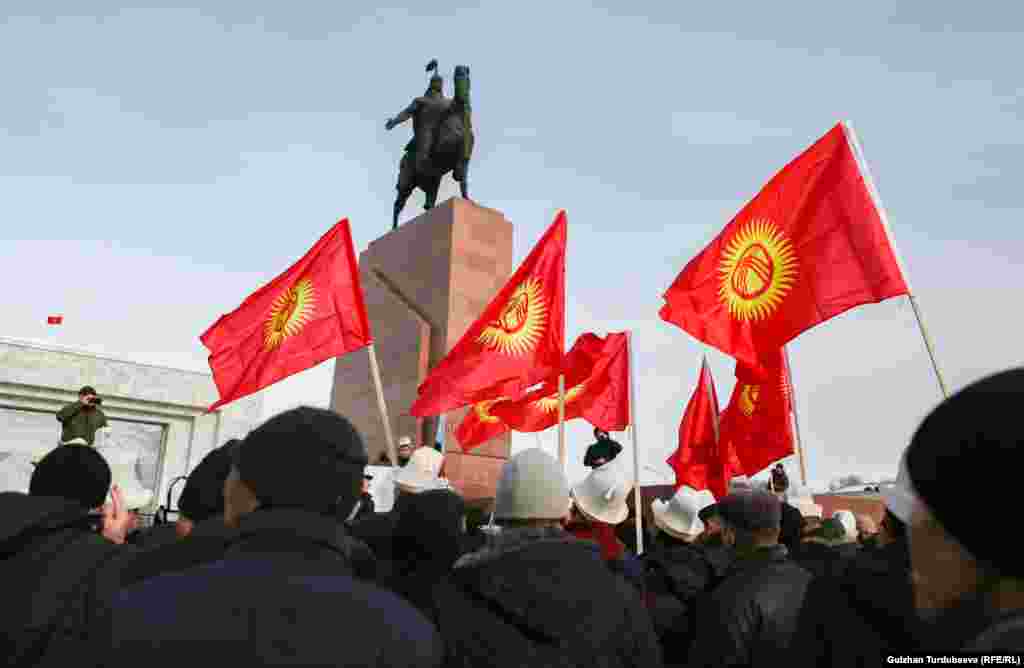 Нааразылык акциясы башталаганга чейин өздөрүн "Кырк чоро" деп атаган топ да Ала-Тоо аянтына митингге келди. Алар коррупцияга каршы экенин билдиришти. Бирок митингчилерге кошулбай аянттагы Манастын эстелигинин жанында турушту.&nbsp;