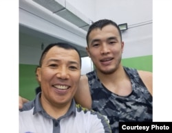 Уран Калилов балбан Акжол Махмудов менен.