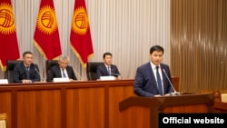 Премьер-министрликке сунушталган Улукбек Марипов депутаттардын суроолоруна жооп берүүдө. 1-февраль, 2021-жыл. 