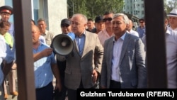 Омурбек Текебаев и Дуйшонкул Чотонов на выходе из Первомайского райсуда Бишкека. 29 августа 2019 года.