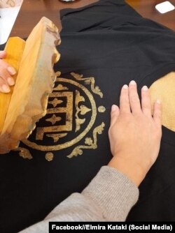 Футболка із зображенням, виконаним у техніці «басма»