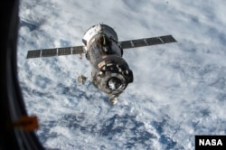 Космический корабль "Союз" возвращает Вёртса и Шкаплерова обратно на Землю после расстыковки с МКС в июне 2015 года