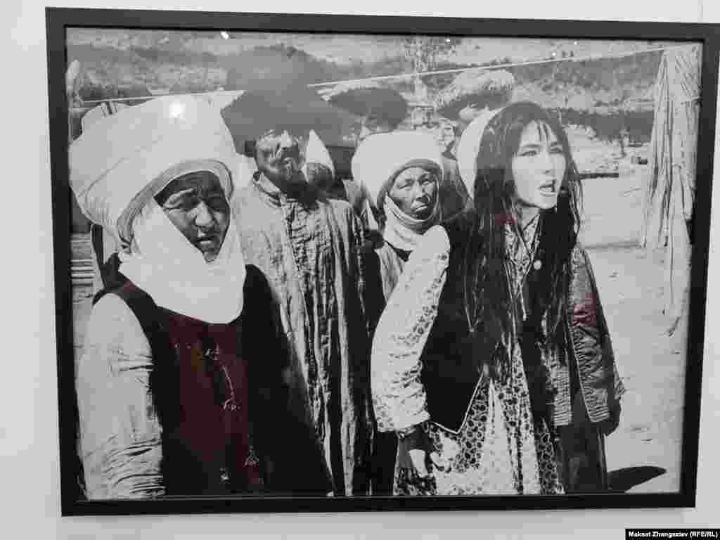 Юсупжанова өзү тарткан даректүү тасмалардын басымдуу бөлүгүн кыргыз турмушуна, чабандардын эмгектерине арнаган. Анын башкалардан өзгөчөлөнүп турган режиссерлук көз карашы тууралуу сүрөтчү Шайлоо Жекшенбаев мындай дейт: &ldquo;Клара Юсупжанова кинорежиссер катары өзүнүн почерки менен башкалардан өзгөчөлөнүп турчу. Анын документалдык кинолору жандуу, динамикалуу, поэтикалуу эле. Менимче, айрыкча акыркы &ldquo;Аэроплан&rdquo; деген киносу чоң шедевр болушу мүмкүн эле. Тилекке каршы, бүтүргөнгө жетишпей калды. Мен мурун архитектор болуп иштеп жүргөндө Жапонияда &ldquo;архитектурадагы метаболизм&rdquo; деген стиль чыккан. Бул жалпак тил менен айтканда бүтүп, бирок жыйынталбай калган эмгек. Бирок анын бүтпөй калган эмгеги тагдырдан улам болуп калды. Бул өзгөчө тасма болмок&rdquo;. (Сүрөт кинорежиссер Андрей Кончаловскийдин "Первый учитель" ("Биринчи мугалим") тасмасынан)