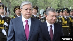 

Слева направо: президент Казахстана Касым-Жомарт Токаев и президент Узбекистана Шавкат Мирзияев. Ташкент, 15 апреля 2019 года. 
