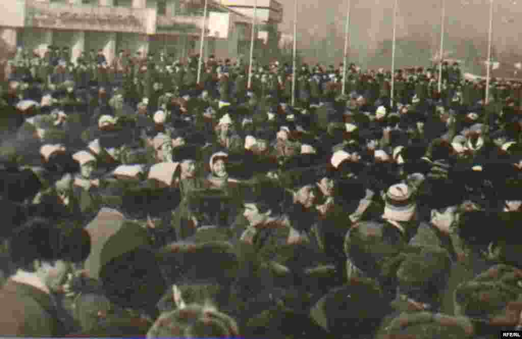 Шеруге қатысқандардың сөзінше, алаңға жиналған жұрт өздерін толғандырған сұраққа билік толымды жауап береді, я Дінмұхаммед Қонаев ел алдына шығып, жағдайды түсіндіреді деп күткен. Бірақ алаңдағы мінберге шыққан үкімет шенеуніктері мен өзге де адамдар: "Бұларың дұрыс емес, қайтыңдар, әйтпесе жаман болады" дегеннен басқа жарытып ештеңе айтпады дейді куәгерлер.