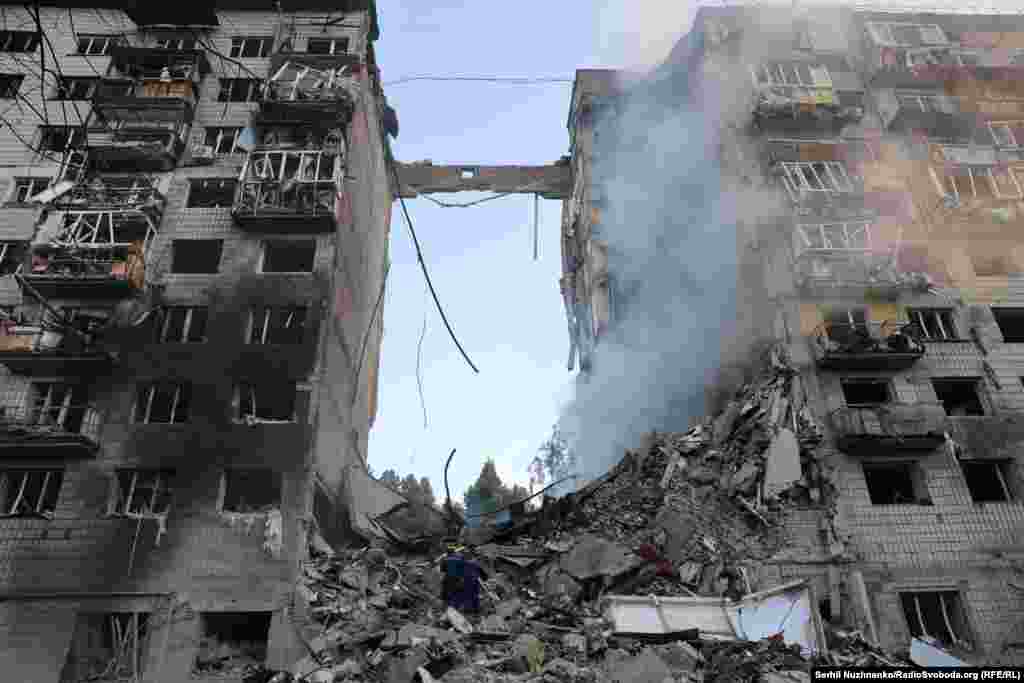 Масштабы разрушений в Соломенском районе Киева. Российский удар обвалил полностью весь подъезд, как это недавно было в Луцке