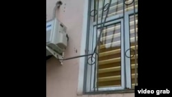 Окно Ошского городского суда. Скриншот с видео, которое было снято после побега прокурора из здания.