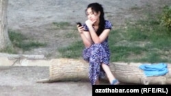 Görülýän çärelere garamazdan, mekdebe ogrynça el telefonyny getirýän okuwçylaryň az däldigi aýdylýar.