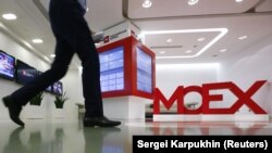 Banca Centrală a Rusiei a anunțat că va dubla rata dobânzii la 20% și va interzice vânzarea de acţiuni în străinătate.