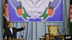 Owganystanyň prezidenti Hamit Karzaý parahatçylyk gurultaýynda çykyş edýär, 2-nji iýun, 2010-njy ýyl.