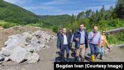 Praid România Ministrul Economiei, Bogdan Ivan (centru), prezent sâmbătă în zona afectată de inundații de la Salina Praid