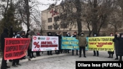 Чымкент шаарында митингге чыккан жабырлануучулар. 2020-жыл.