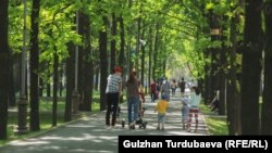 Эс алуу багында жүргөн шаар тургундары.
Бишкек. 12-май, 2020-жыл.
